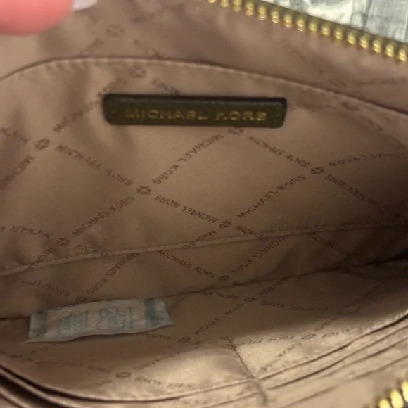 Michael Kors NWT Dark Green Leather Eyelet Wristlet - Picture 3 of 10